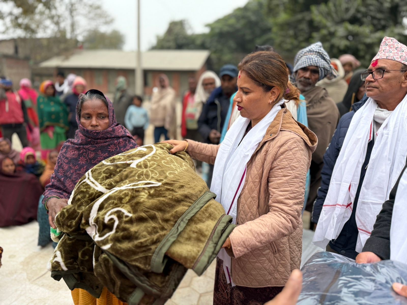 कान्तिपुर भेटले बाराका विपन्नलाई कपडा र ब्ल्याङ्केट वितरण